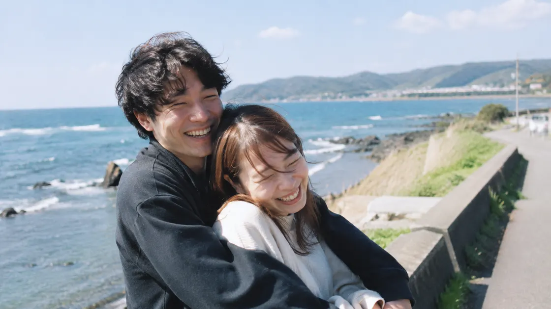 海沿いで過ごすカップル