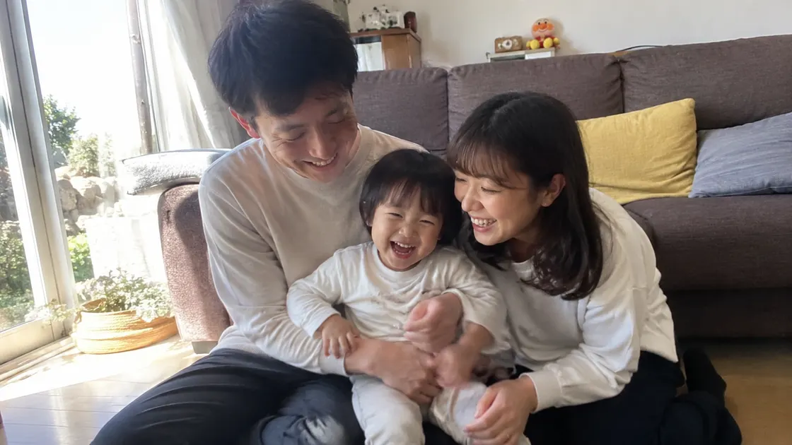 子どもと自宅で過ごす夫婦