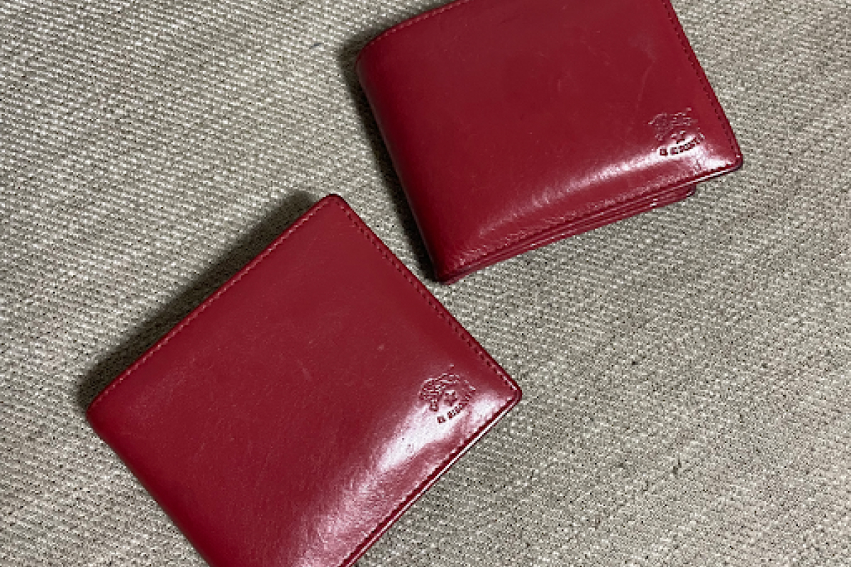 赤い財布が2つ並んでいる
